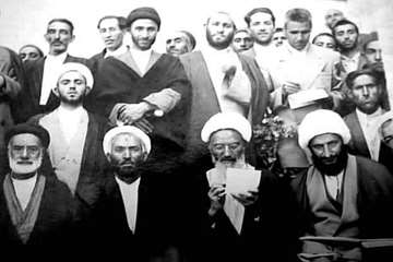 آیت الله محمدولی حیدری در حال قرائت نامه
